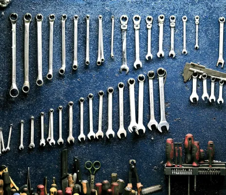 een blauwe muur vol gereedschap