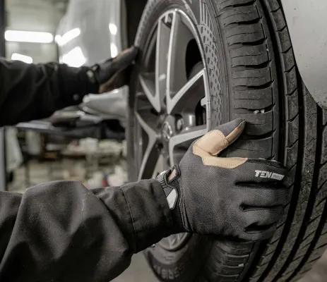 een monteur vervangt een autoband